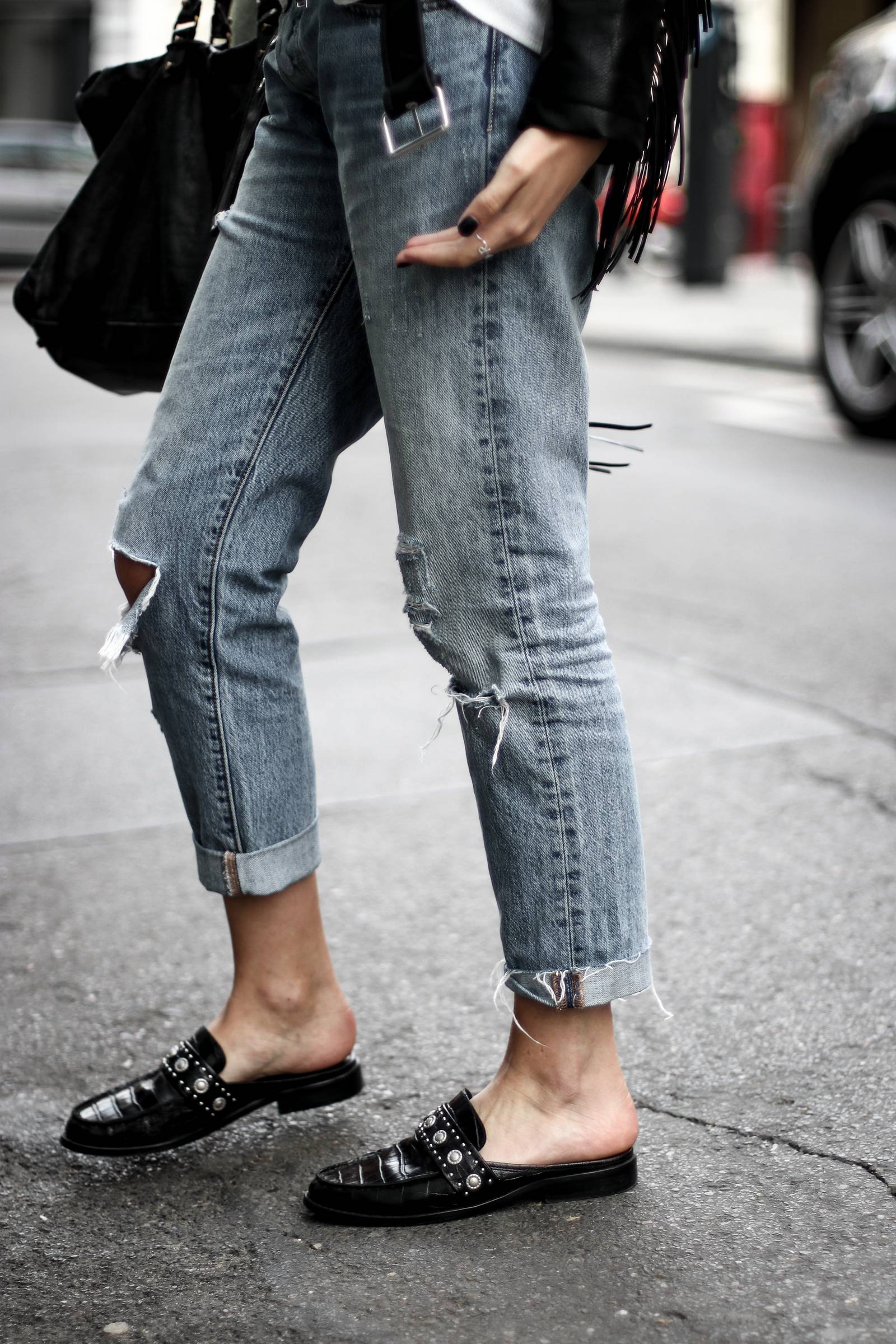 Jeans boyfriend, fringed leather jacket, balenciaga bag, senso shoes 