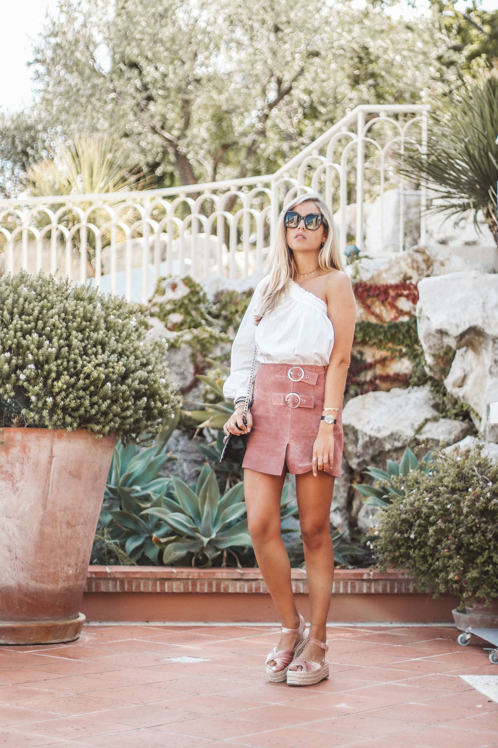 Suede pink skirt outfit