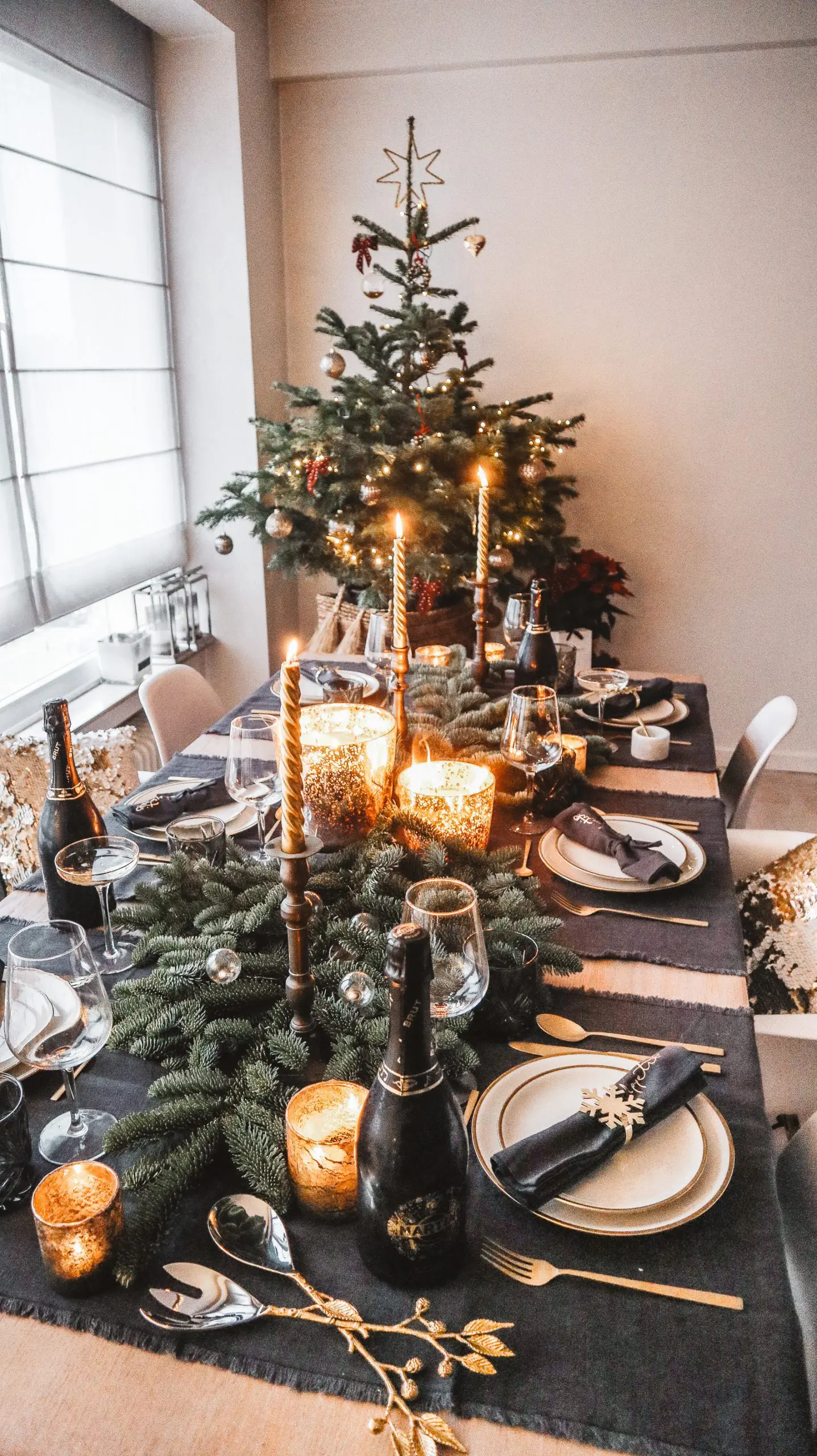 Cadre De Table De Fête De Noël Avec Guirlande, Champagne, Assiette