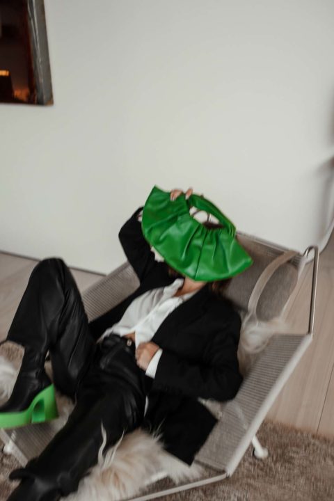 Look blazer noir pantalon simili sac vert bottines semelle verte