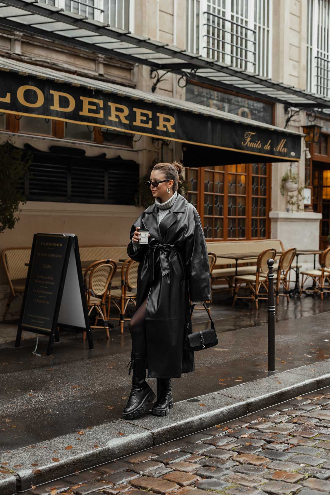 Trench coat noir effet cuir femmes : la tendance intemporelle à adopter cet automne