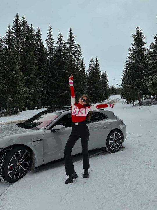 Femme tenue de ski pull rouge