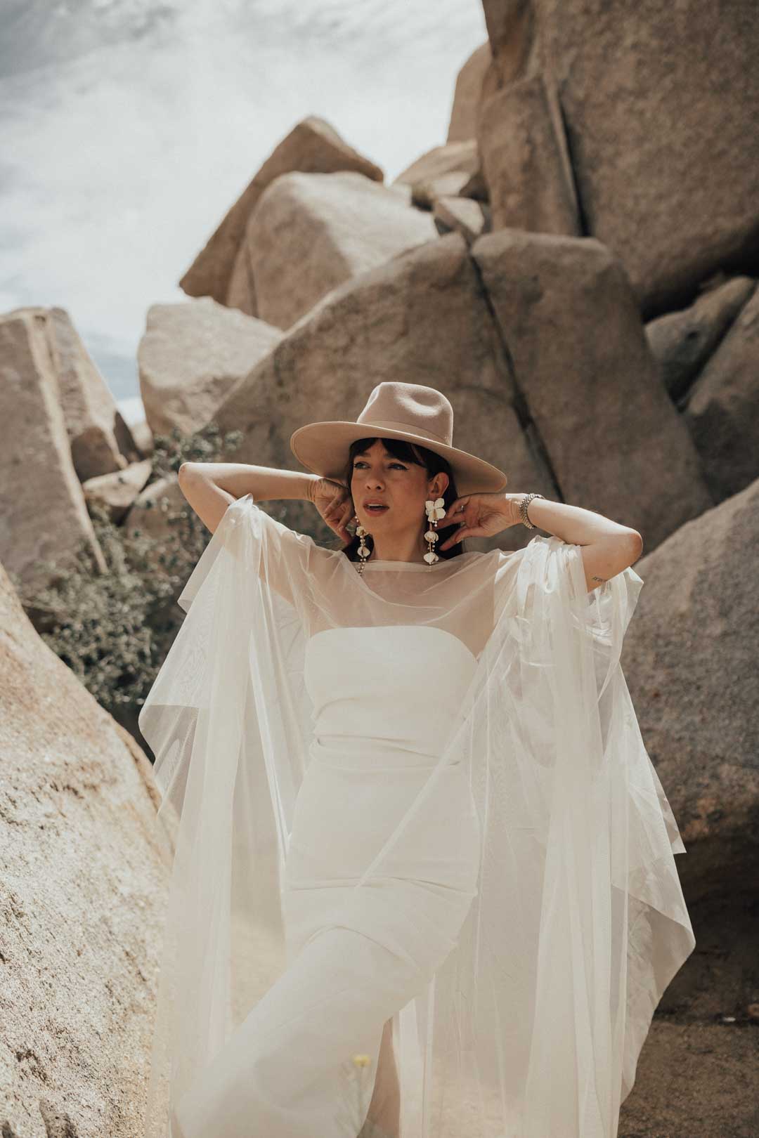 tenue de printemps femme voyage Californie : voilage blanc et chapeau beige
