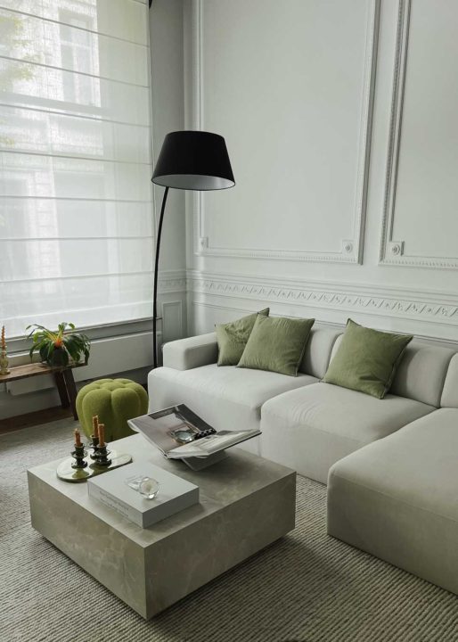 Canapé Melva Westwingnow en gris clair dans une décoration chic et élégante
