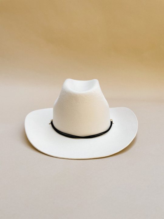 chapeau en laine blanc avec cordon en cuir noir Van Palma