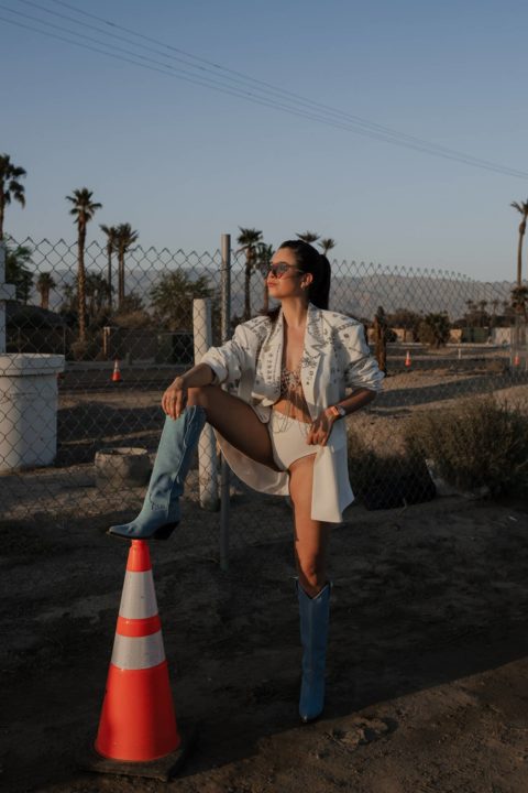 Tenue Coachella femme blazer blanc à strass avec santiags bleues