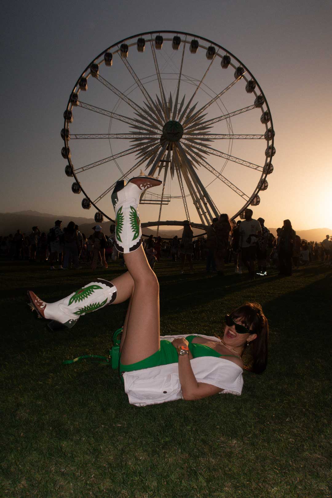 Femme look vert festival Coachella