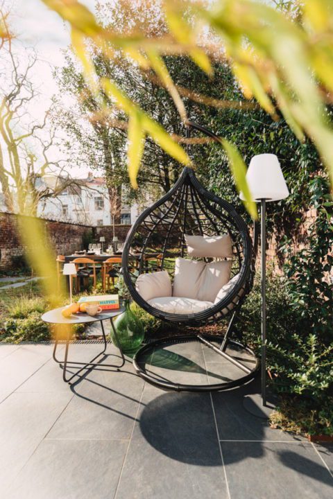 coin terrasse avec fauteuil suspendu