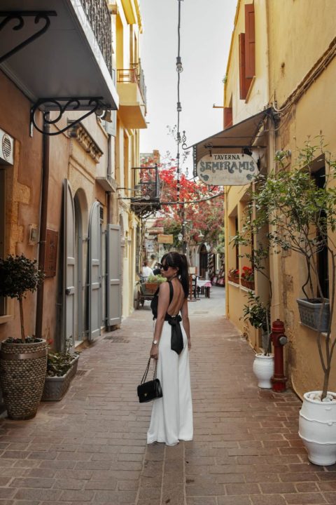 tenue printemps femme pantalon blanc top noir et sac Chanel