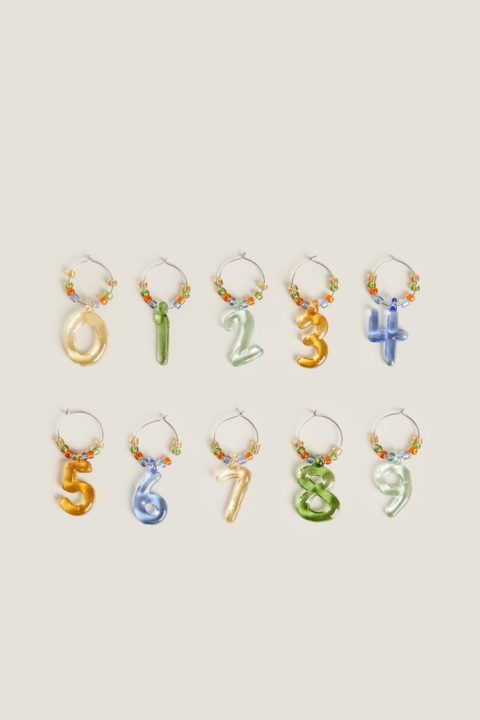 marques-places verre en forme de chiffres Zara Home