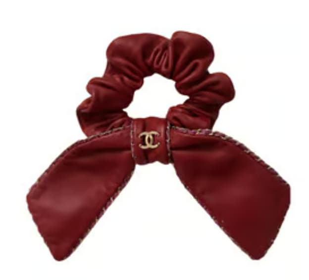 Accessoire cheveux : chouchou en cuir rouge vintage de chez Chanel