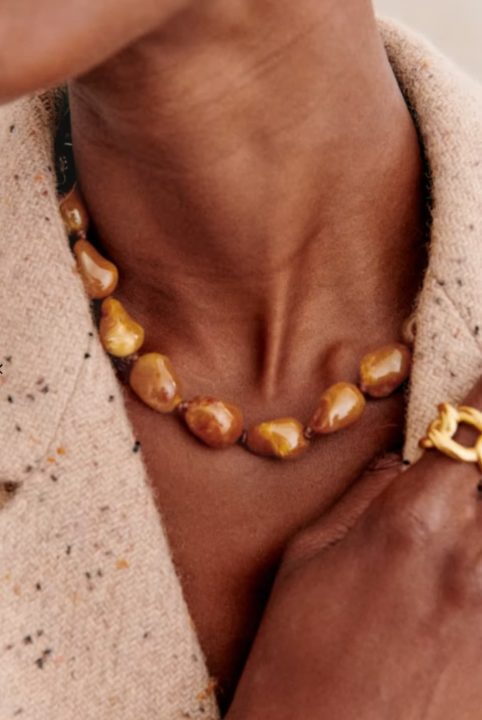 Collier de perle en résine couleur miel, modèle Kali de chez Sezane