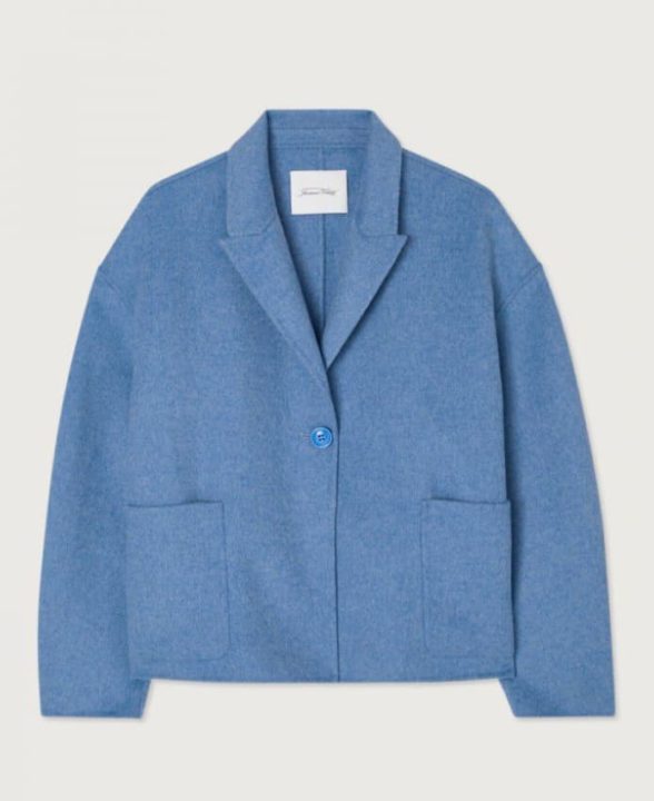 Petite veste en laine bleue avec deux poches et un bouton