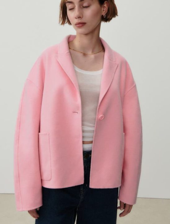 Petite veste/manteau en laine rose avec deux poches et un bouton