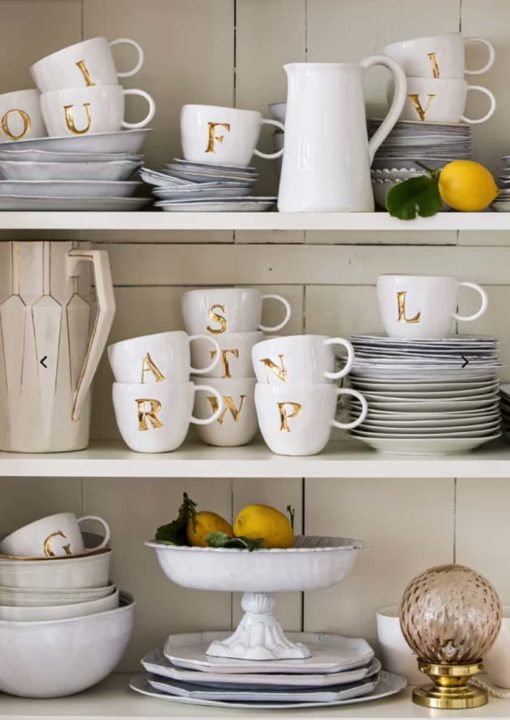 Collection de mug avec toutes les lettres de l'alphabet dessus, idée parfaite pour un cadeau
