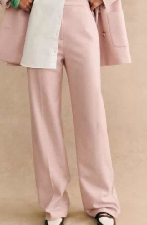 Pantalon style tailleur en rose poudré, modèle Martin chez Sezane