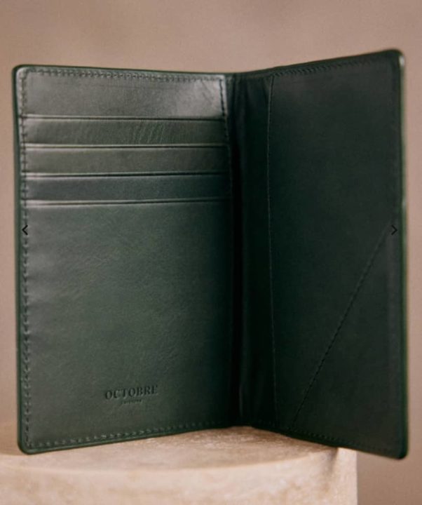 Porte passeport en cuir vert modèle Bryson chez Sezane : idée de cadeau homme