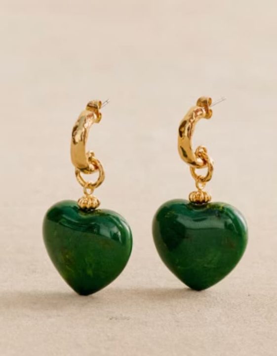Boucles d'oreilles dorées et vertes pour un cadeau femme modèle Pippa Sezane