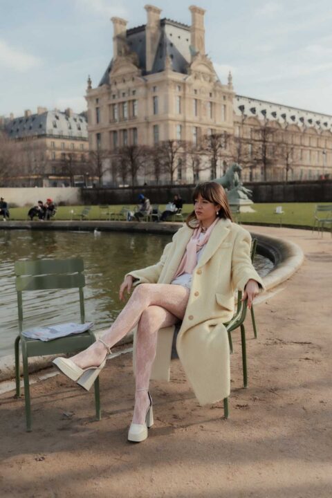 femme dans un parc à Paris long manteau
