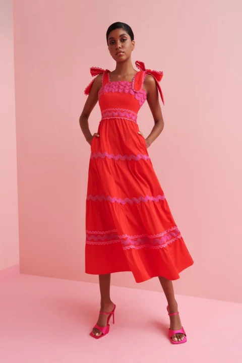 robe rouge avec détails brodés roses et noeuds sur les épaules