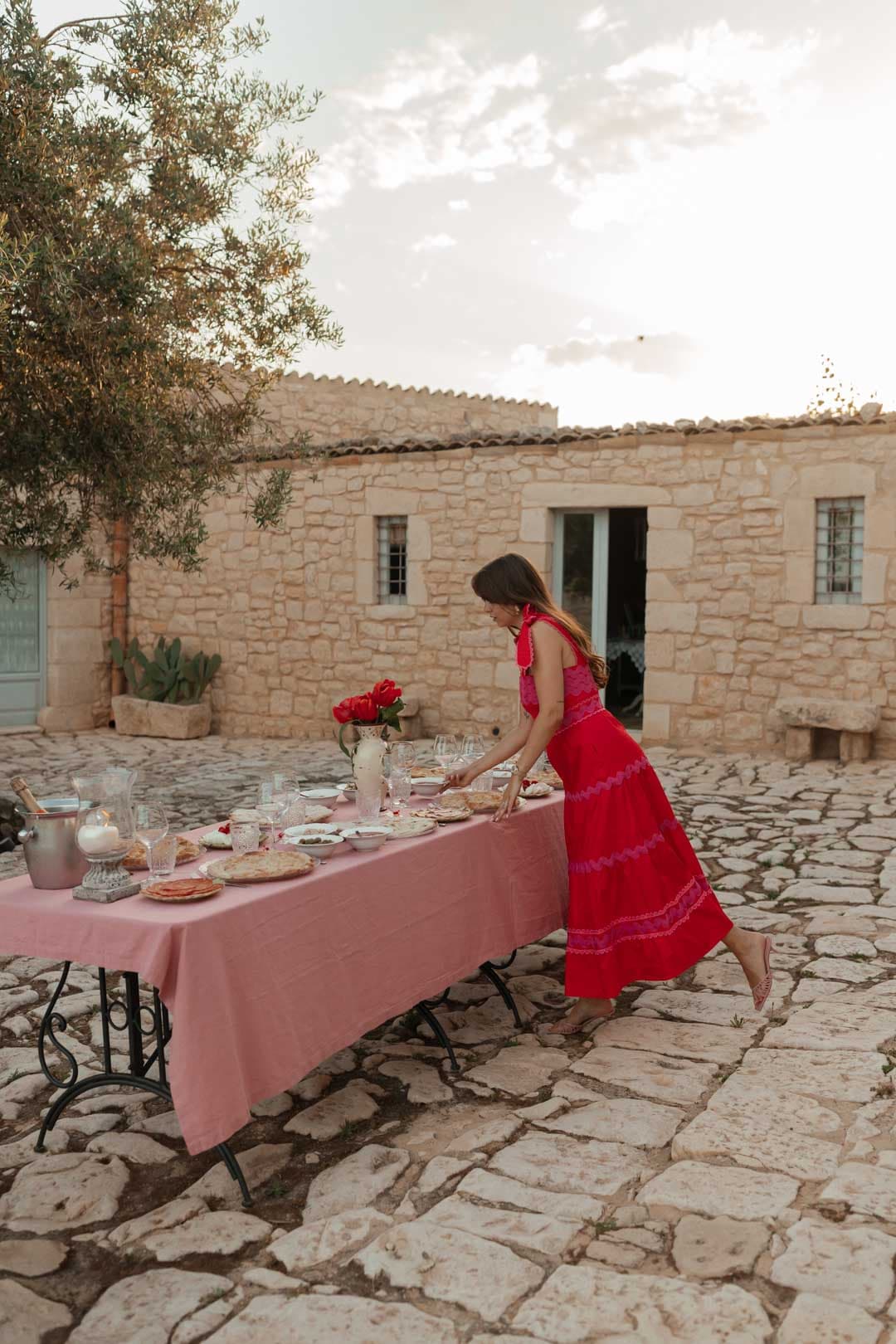 Tenue vacances femme : robe rouge mi-longue style dolce vita