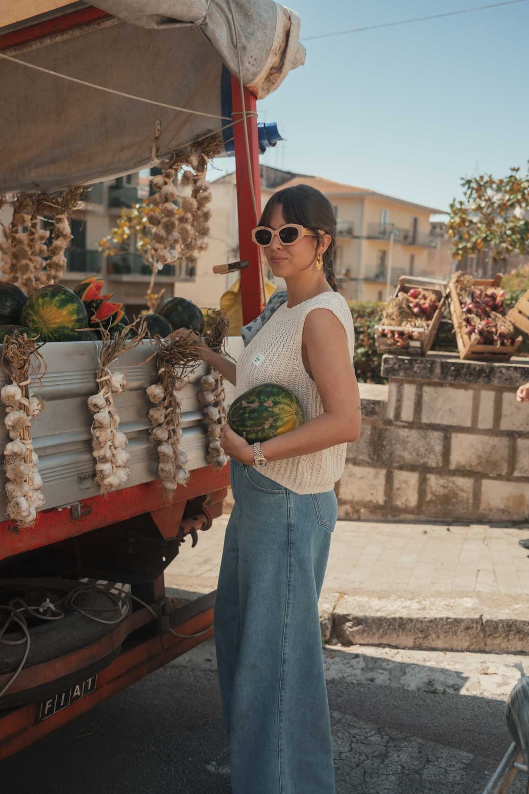 tenue été femme : jeans bleu et top en maille beige