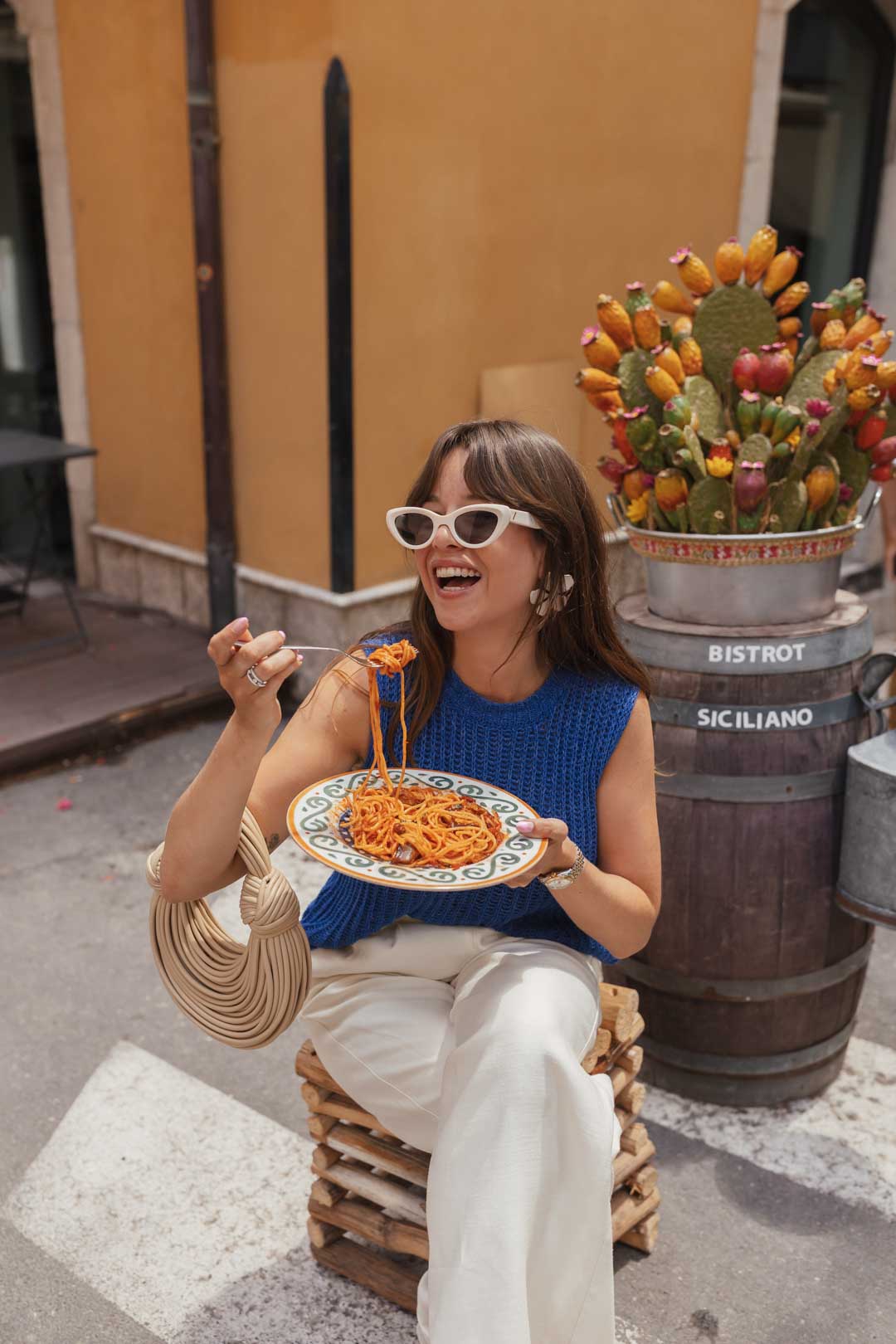 tenue ete : débardeur en maille bleu et pantalon blanc