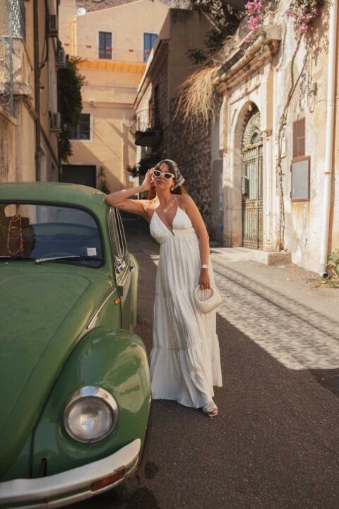 tenue de vacances femme robe longue blanche Ba&sh avec foulard Dior et lunettes de soleil blanches