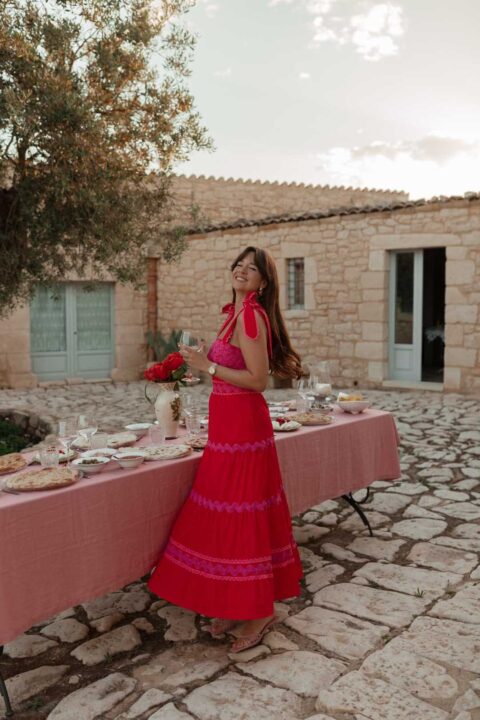 tenue vacances femme robe longue rouge avec détails rose