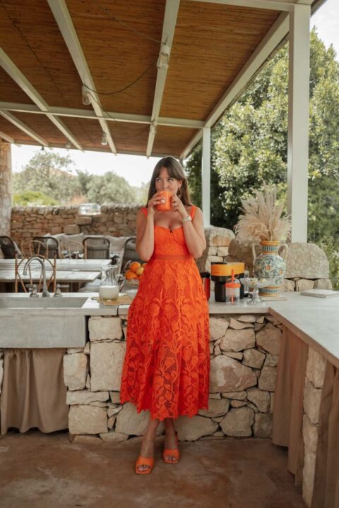 femme total look orange avec robe longue en dentelle et sandales à talons