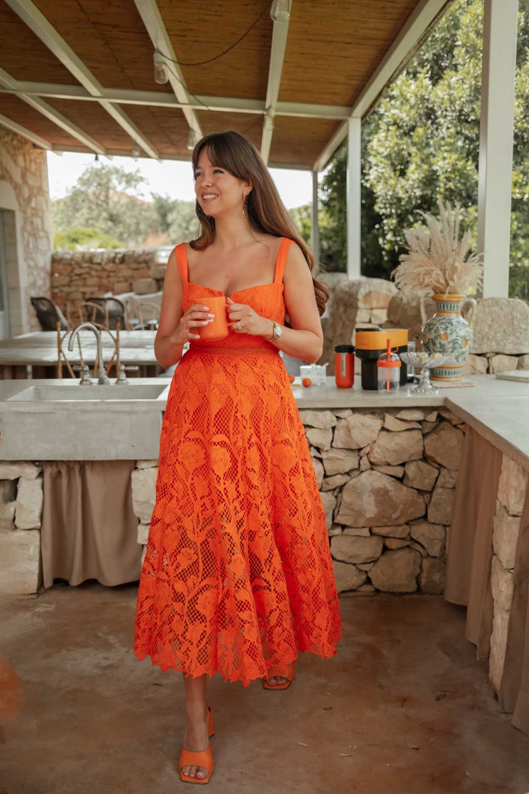 tenue vacances Italie : robe longue orange dentelle et sandales oranges