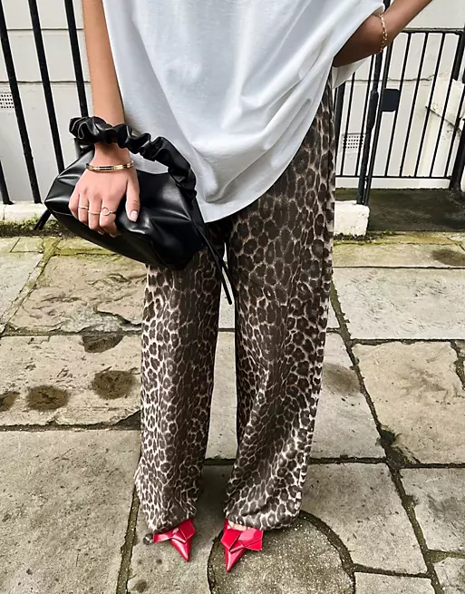 pantalon en coton ample imprimé léopard Asos