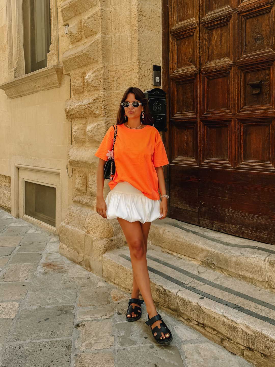 tenue été dolce vita femme : mini jupe blanche et t-shirt orange fluo