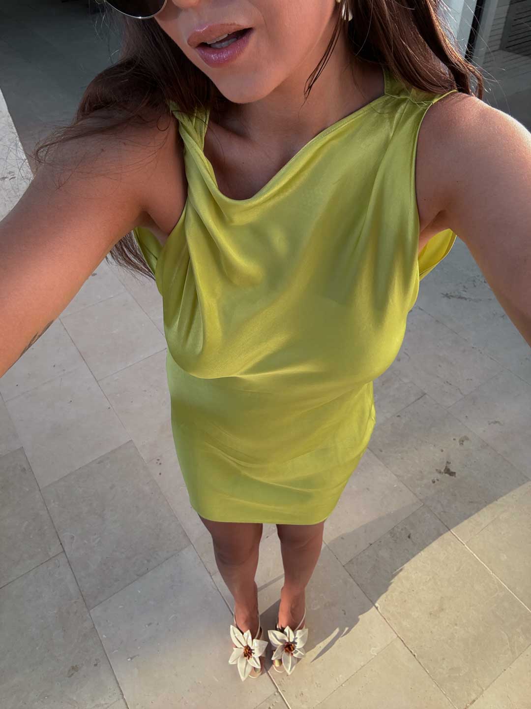 tenue soirée été style dolce vita : robe courte satinée verte