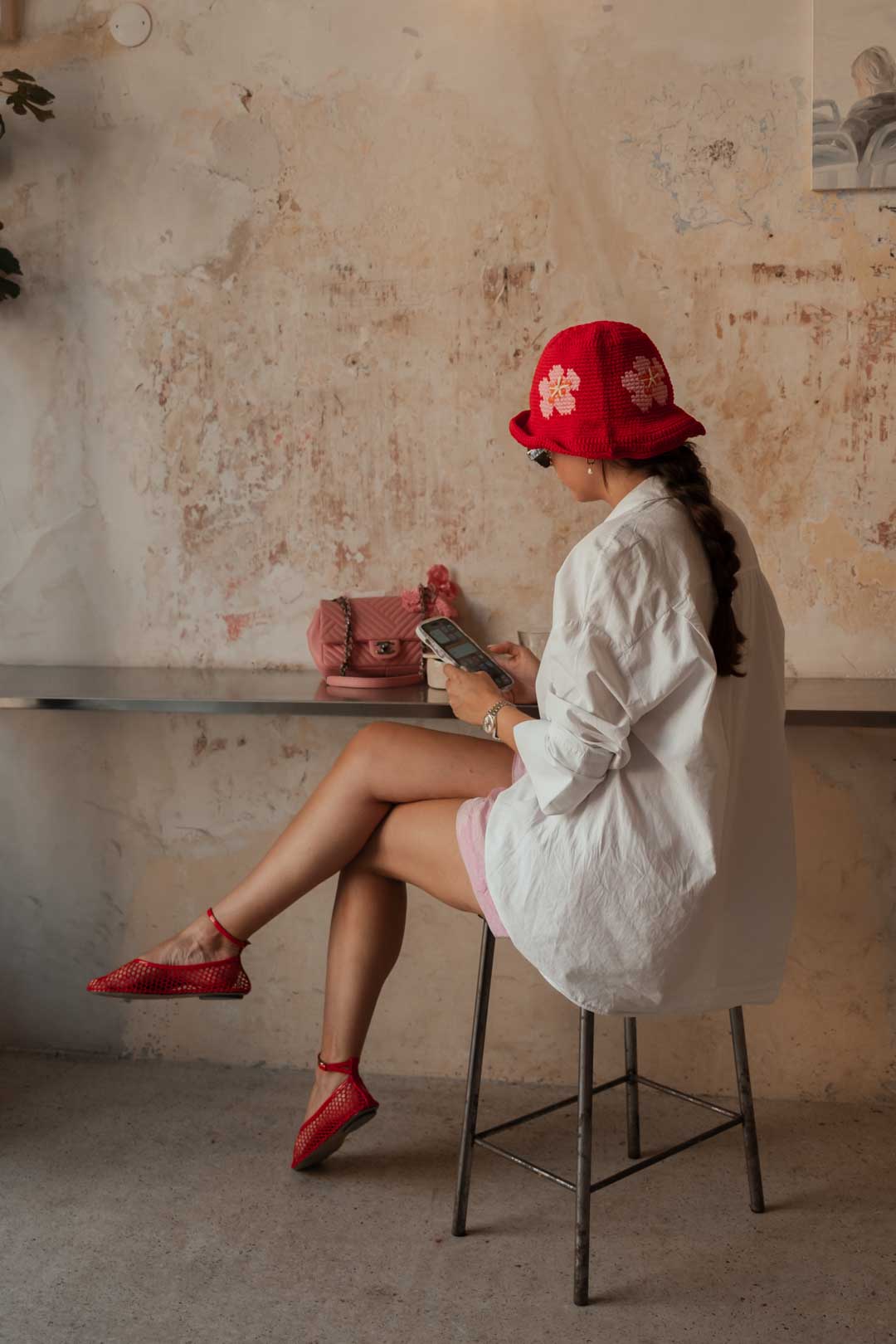 tenue été femme : short rose chemise blanche et accessoires rouges