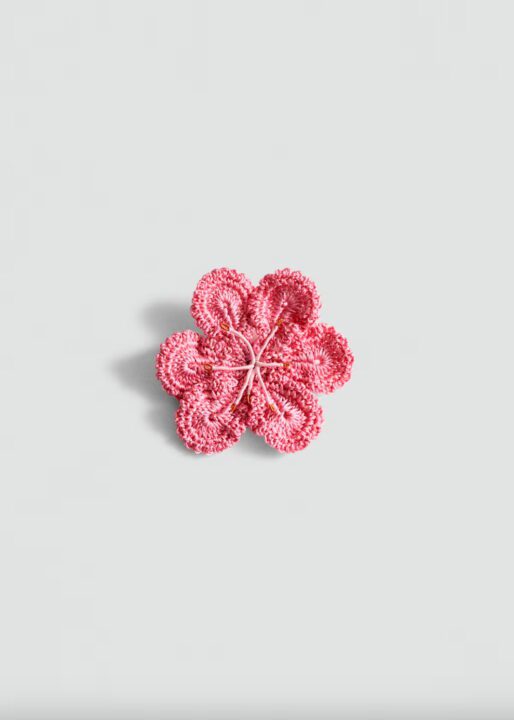 broche en forme de fleur rose en crochet Mango