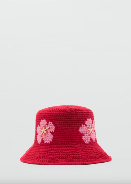 chapeau en crochet rouge avec grosses fleurs roses Mango