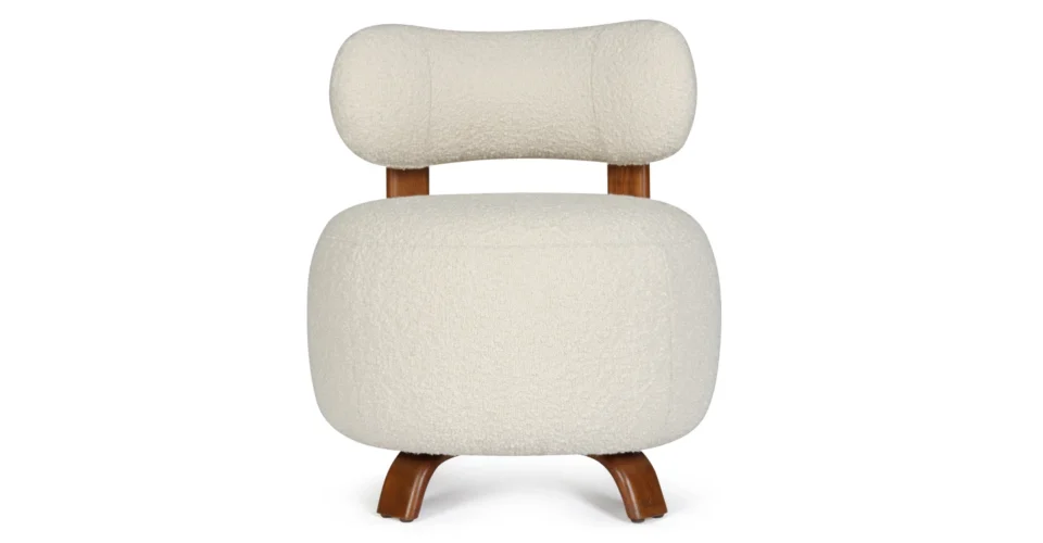 fauteuil en tissu bouclé blanc et pieds en bois NV Gallery