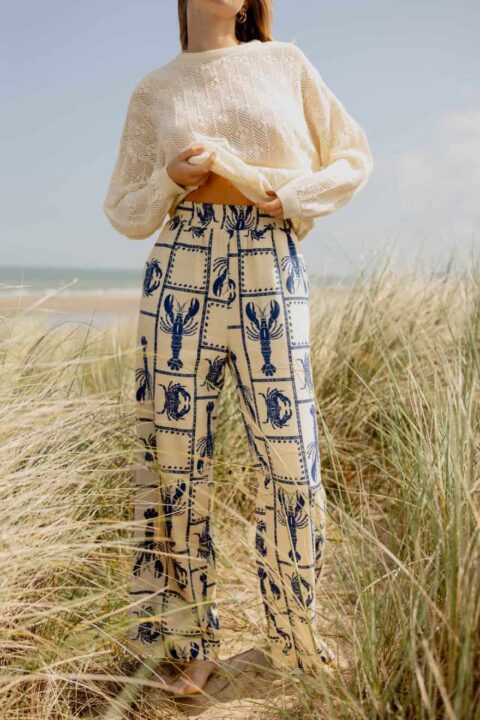 pantalon large femme écru avec motifs crabes et homards bleus Orta Store