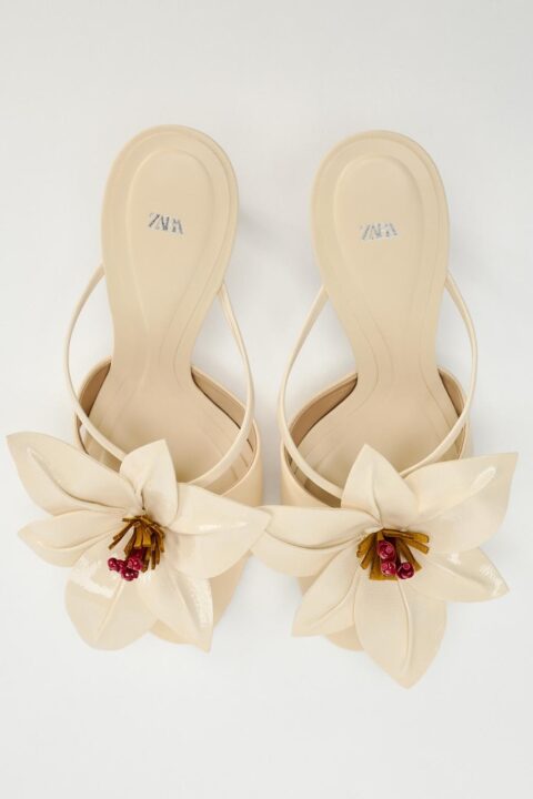 sandales à talons beiges avec fleurs à l'avant Zara