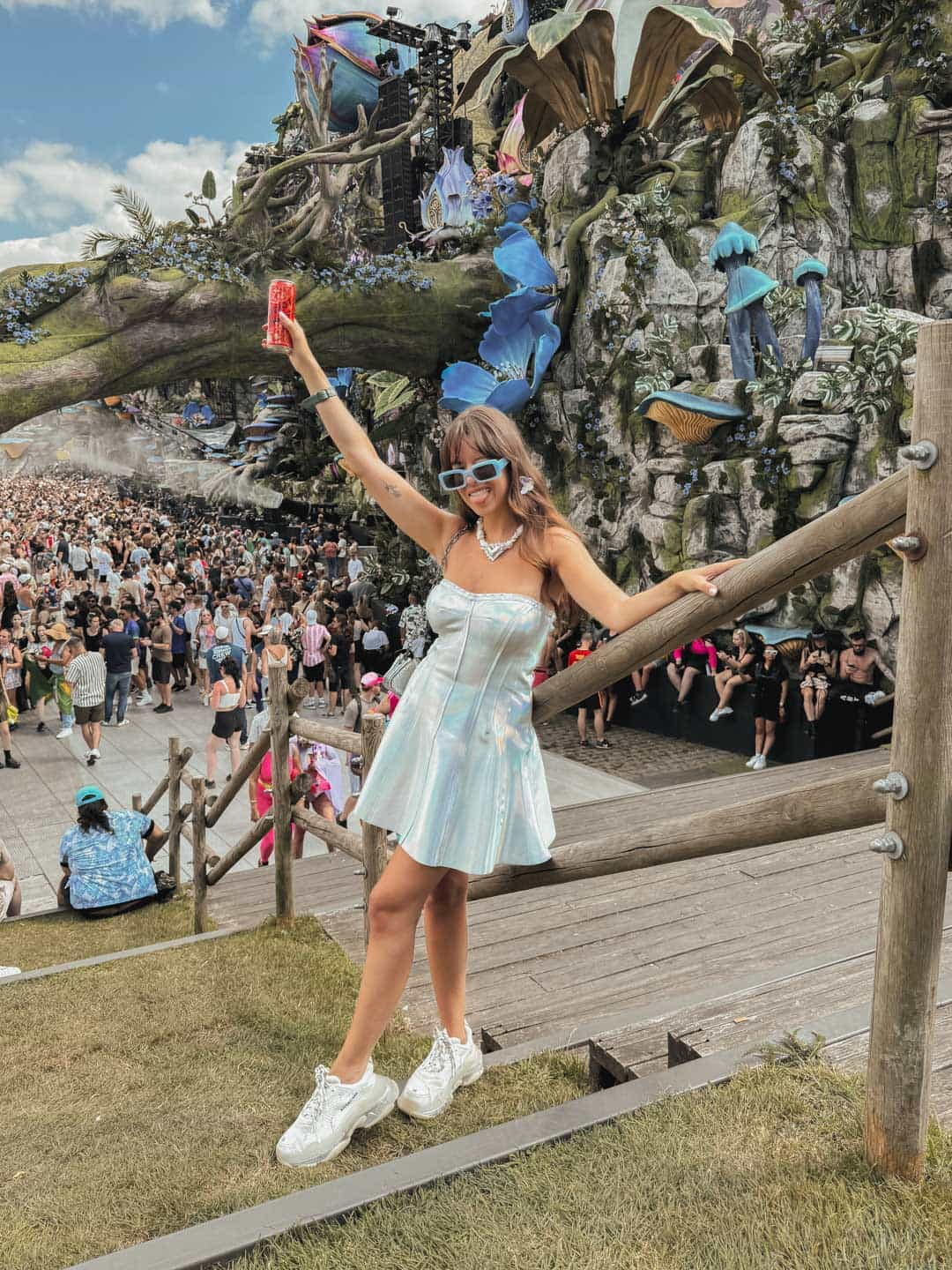 tenue de festival femme : robe courte bustier argentée