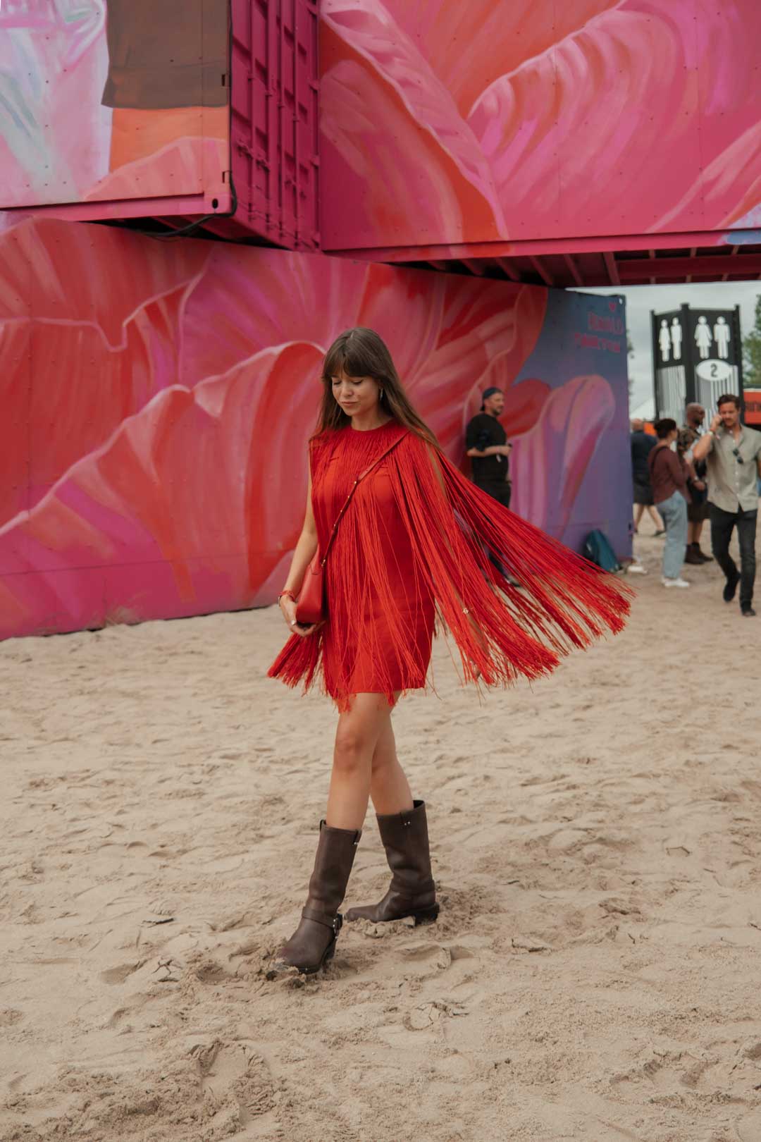 look de festival : robe rouge à franges et boots