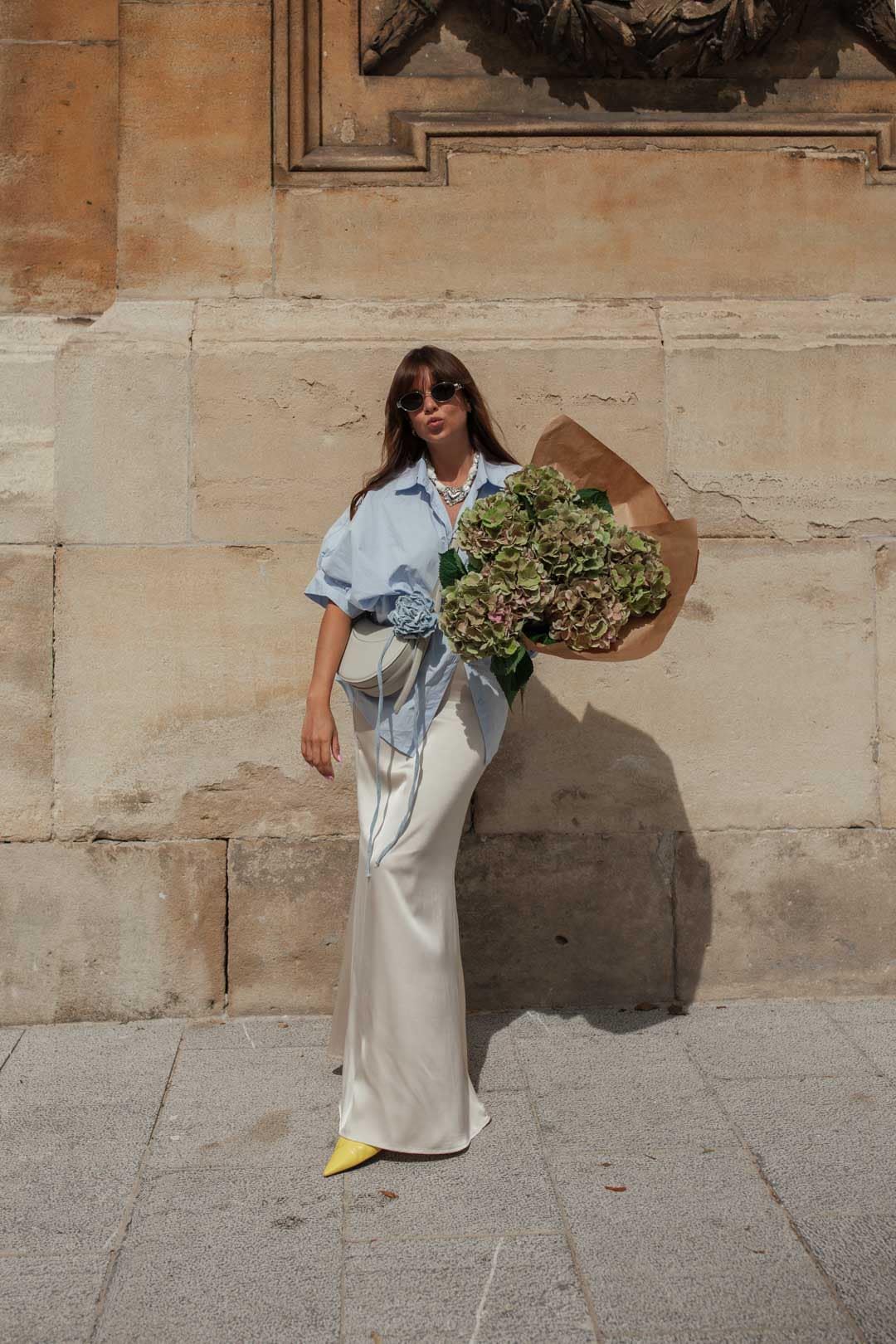 tenue chic été femme : jupe longue satinée avec chemise oversize