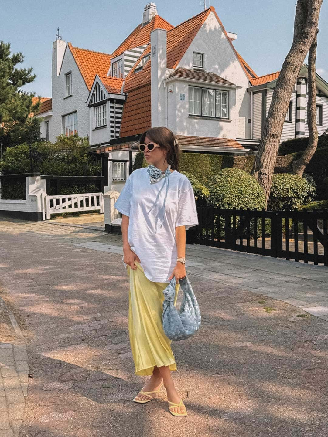 tenue femme : jupe longue jaune et t-shirt blanc oversize