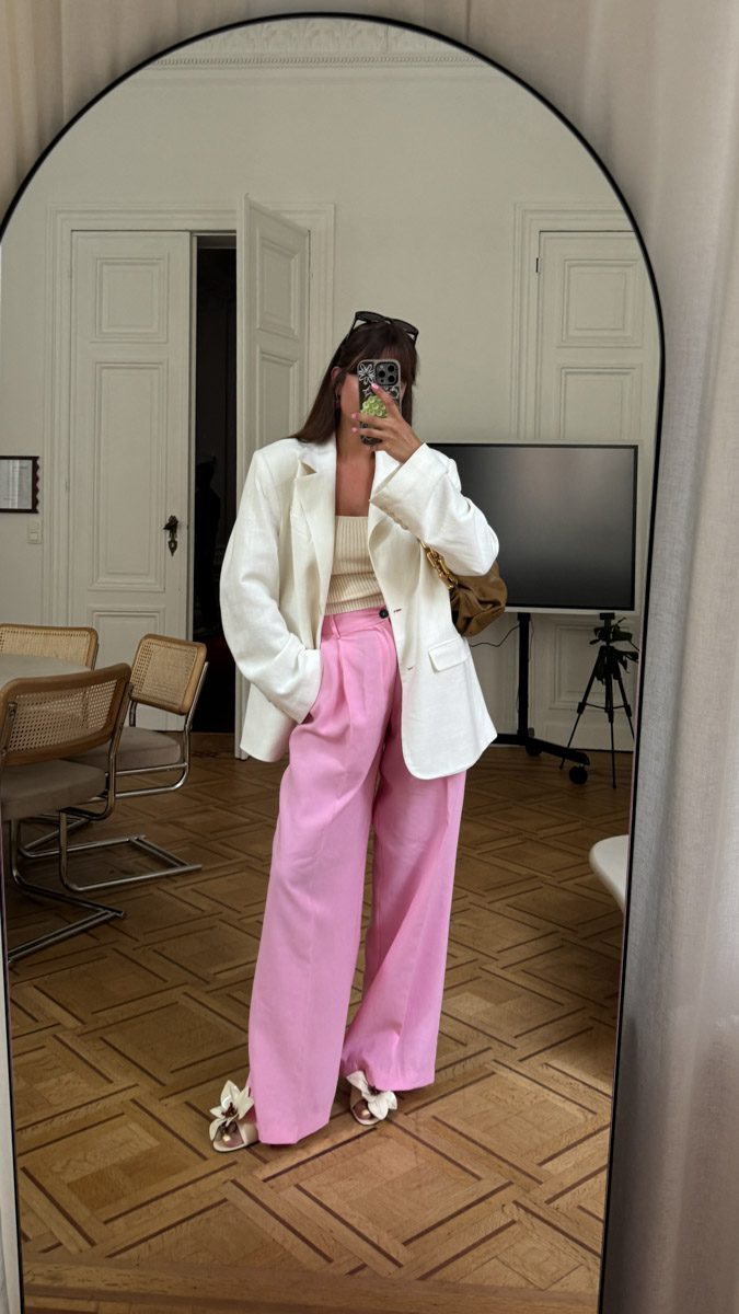 tenue chic bureau femme : pantalon rose, top crème et blazer en lin blanc