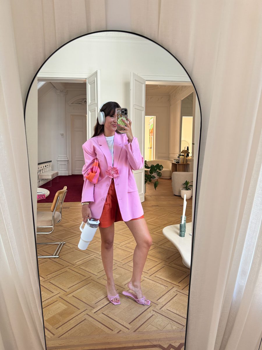 tenue colorée femme pour le bureau : blazer rose et short orange