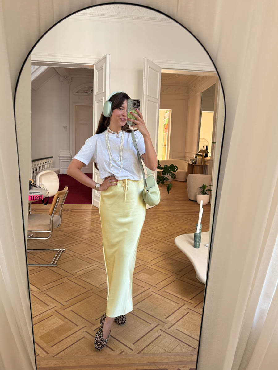 tenue d'été : jupe longue satinée jaune