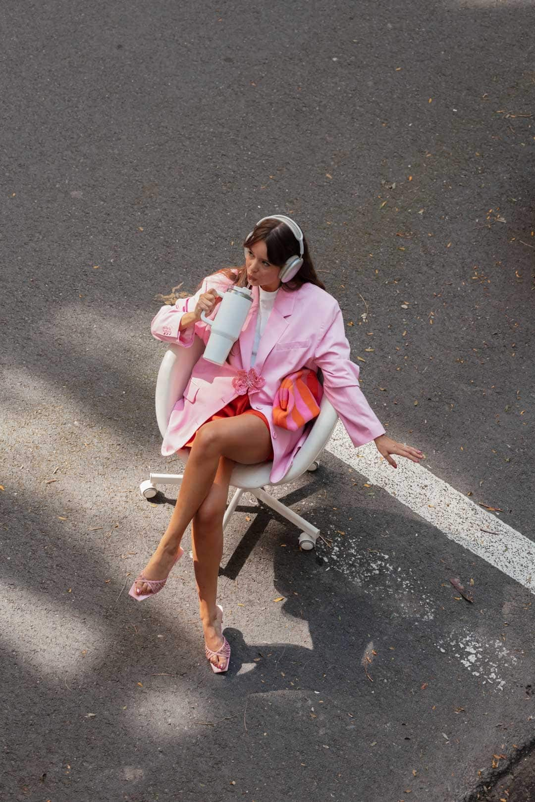 tenue bureau femme mix rose et orange : short orange avec blazer et accessoires roses