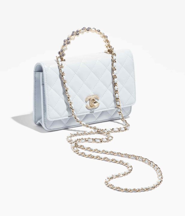 petit sac en cuir blanc avec hanse en perles Chanel