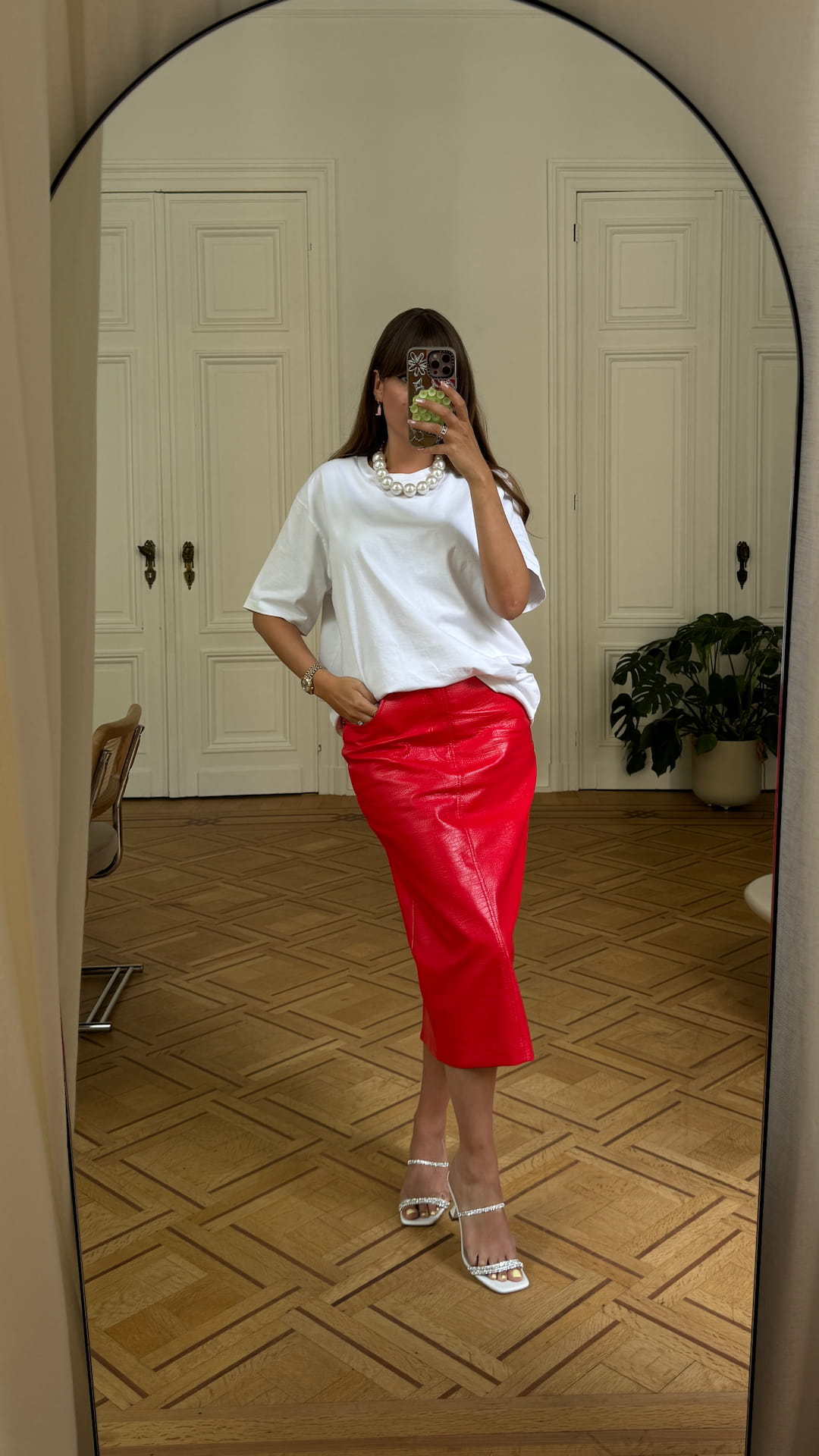 tenue d'été femme style dolce vita : jupe longue en cuir rouge effet croco